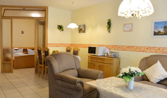 Barrierearme Ferienwohnung 4 in Haselünne: 43 m² für 2 Personen mit überdachter Sitzecke und komfortabler Ausstattung auf dem Ferienhof Niemann im Emsland.